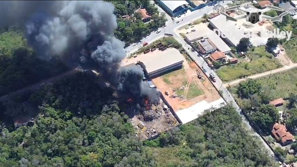 Incêndio atinge galpão de reciclagem em Saquarema; fumaça é vista de vários bairros