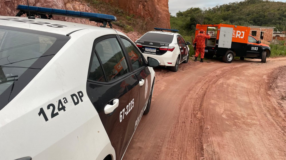 Cova rasa com corpo e ossada é descoberta pela polícia em Saquarema