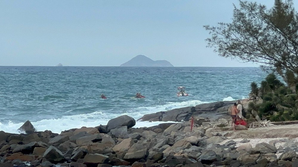Turista é levado pelo mar na Praia das Conchas, em Cabo Frio