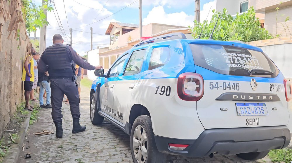 Homem tenta invadir casa pelo telhado e é morto a tiros pelo proprietário em Campos