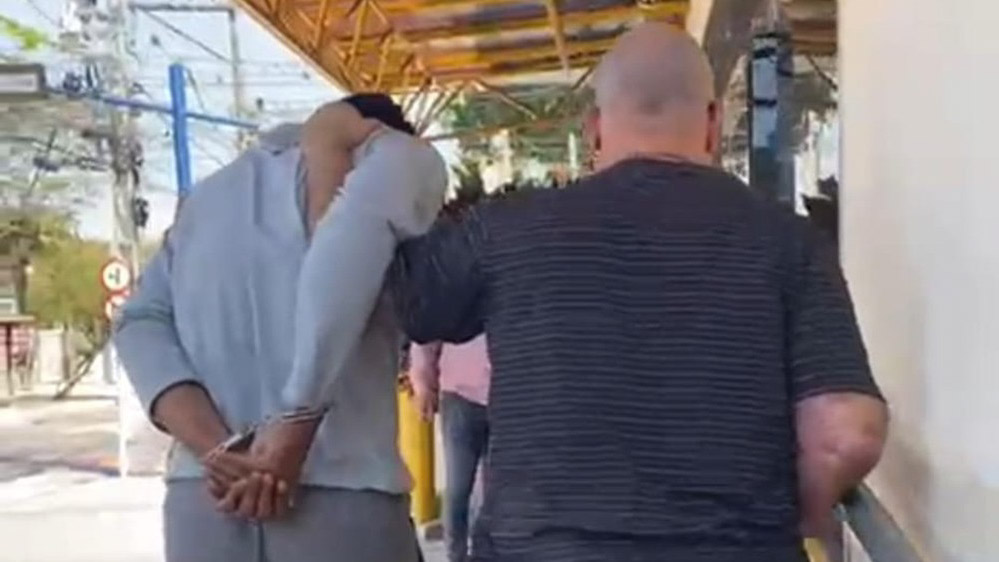 Homem é preso em Maricá por filmar enteada de 14 anos no banho
