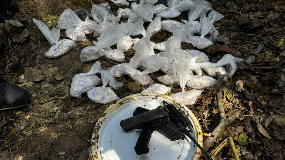 Polícia encontra drogas e arma falsa enterradas em área de mata de Maricá