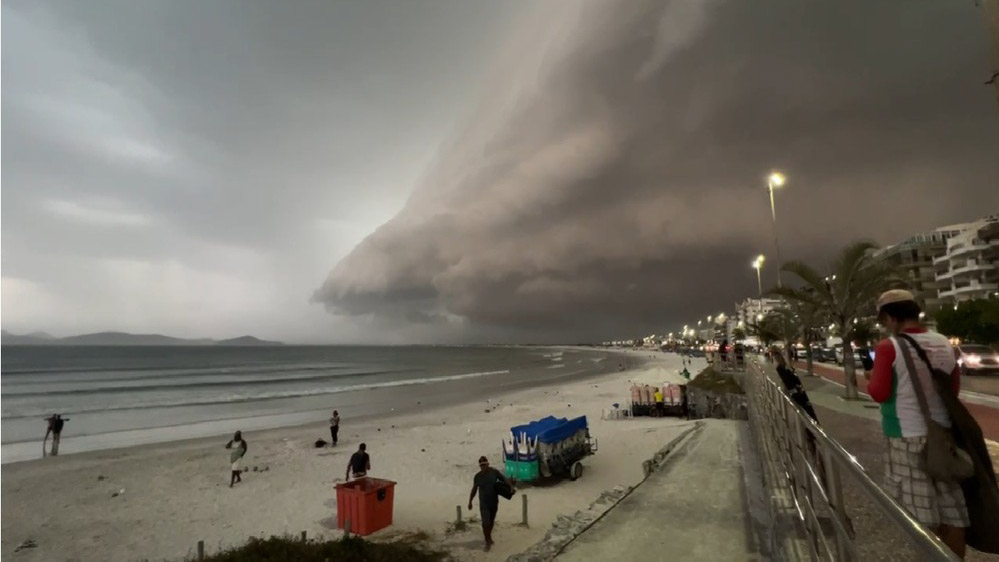 Nuvem-prateleira impressiona moradores durante temporal em Cabo Frio; entenda o fenômeno