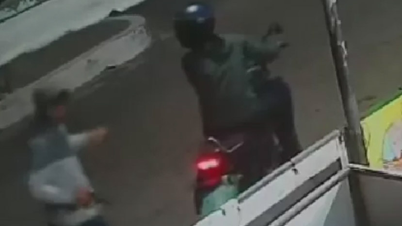 Assalto é registrado em frente a lanchonete no centro de Iguaba Grande