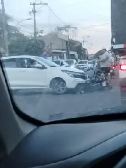 Acidente entre moto e carro gera lentidão no Jardim Esperança, em Cabo Frio