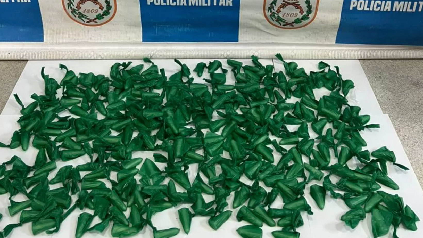 Polícia apreende 257 pinos de cocaína em casa abandonada em Cabo Frio