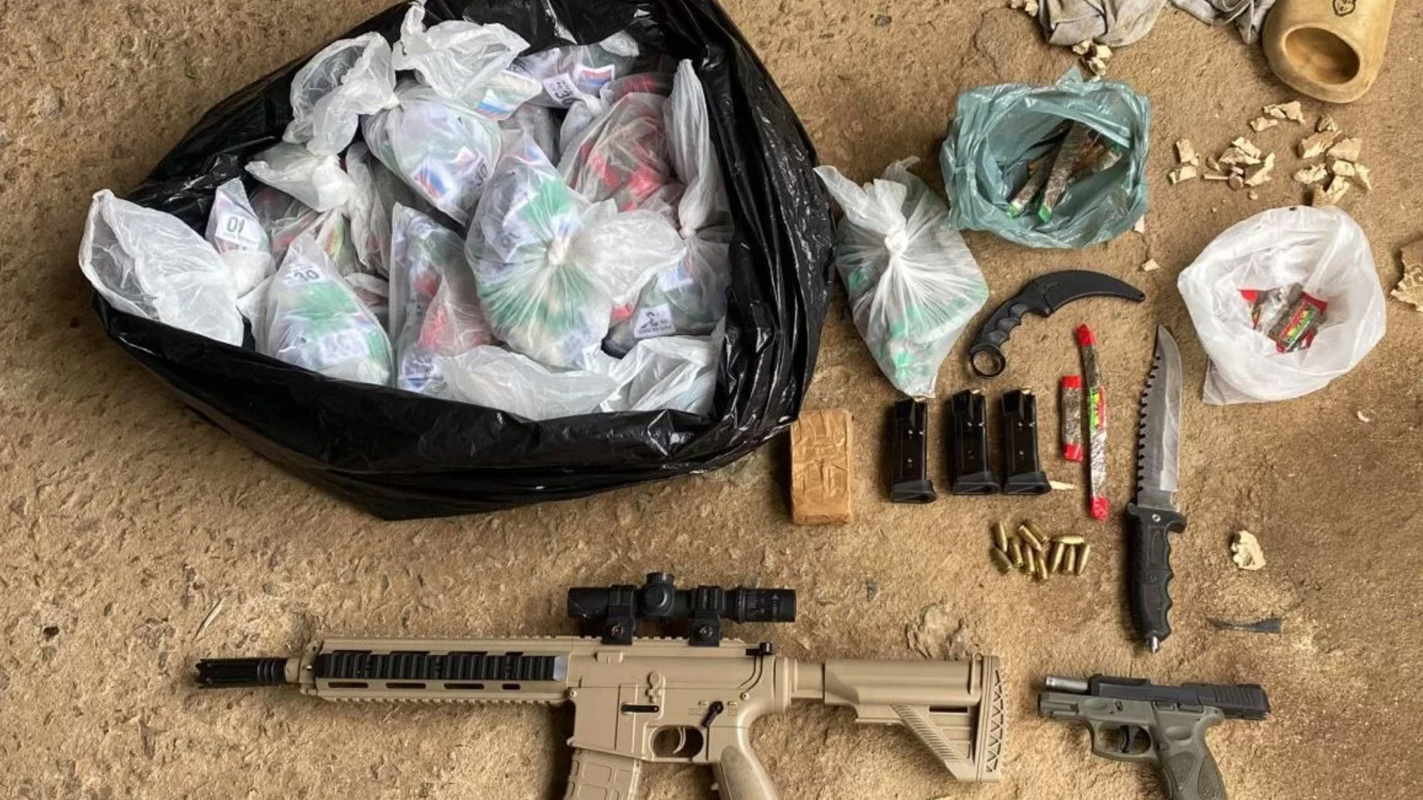 Polícia apreende armas e drogas em operação no bairro Maria Joaquina, em Cabo Frio