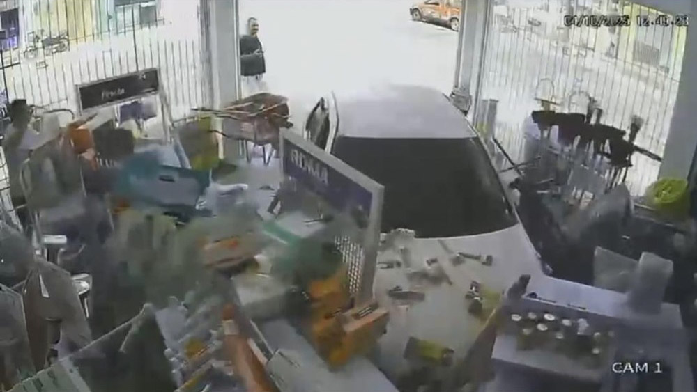 Motorista embriagado invade loja após acidente em Campos