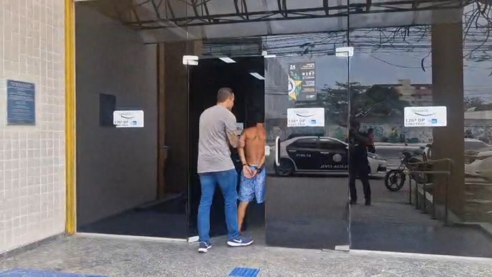 Suspeito de chefiar tráfico em Duque de Caxias é preso enquanto curtia praia com a família em Cabo Frio