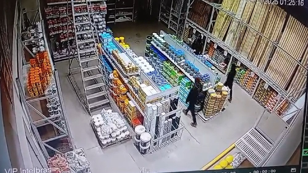Criminosos invadem supermercado e loja de materiais de construção durante a madrugada em Maricá