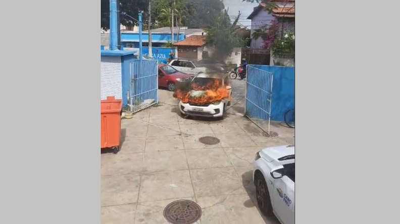 Carro da Secretaria de Saúde pega fogo em estacionamento do PAM em Cabo Frio