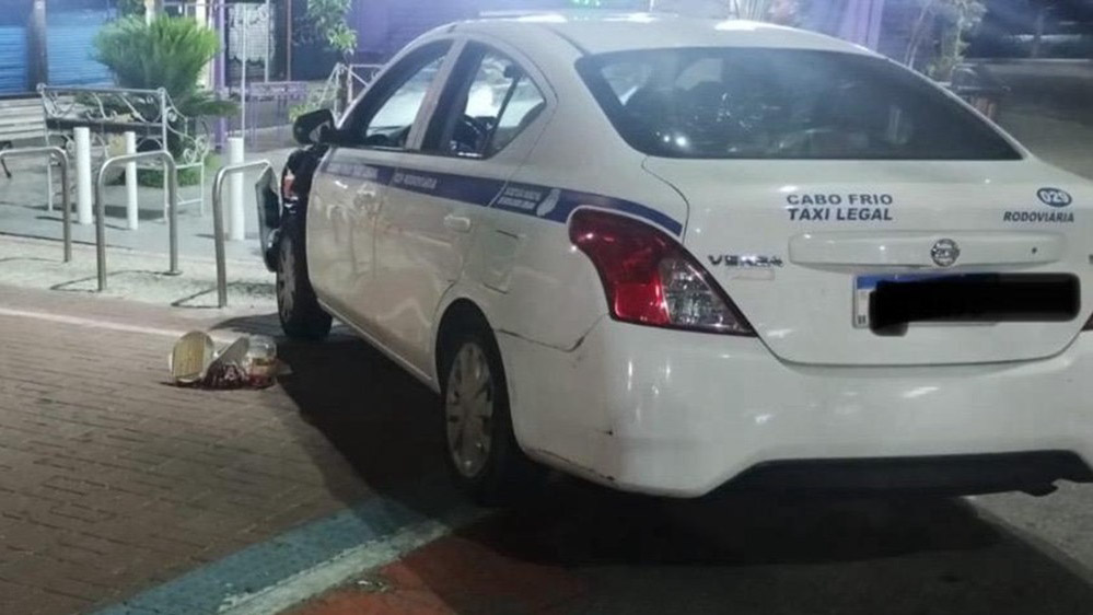 Furto, roubo e perseguição terminam com prisão após suspeito bater em poste em Cabo Frio