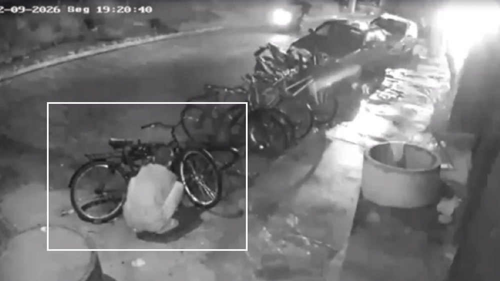 Homem arrebenta cadeado com pedrada e furta bicicleta de funcionário em Cabo Frio