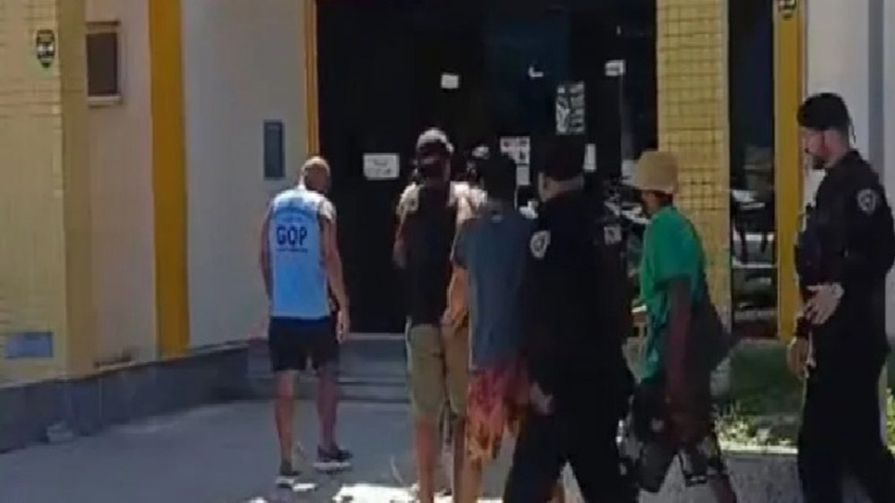 Cinco flanelinhas são levados à delegacia por suspeita de cobrança irregular em Cabo Frio
