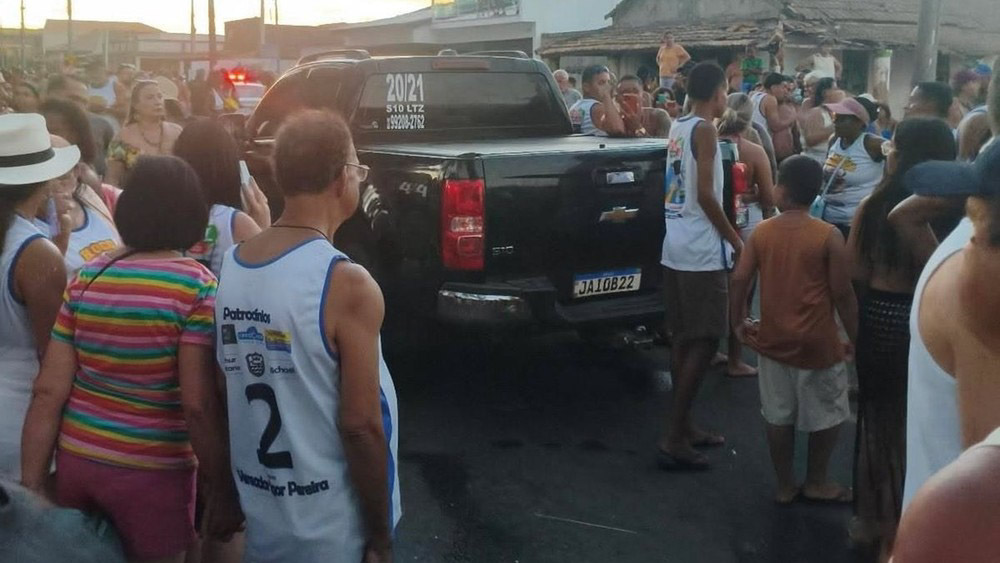 Três jovens ficam feridos após queda de caminhonete em Farol de São Tomé