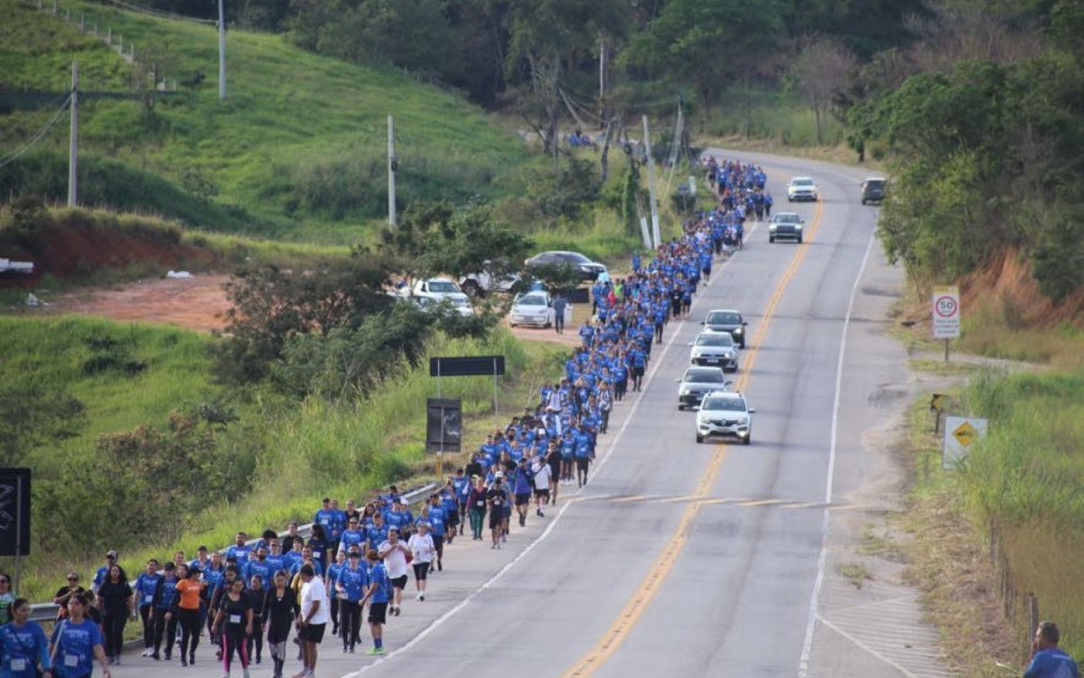 Fé conduz multidão de peregrinos em jornada histórica em direção à serra de Macaé