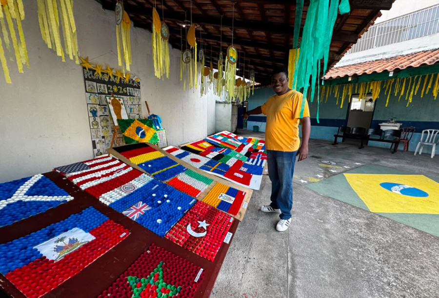 Projeto une inclusão, reciclagem e paixão pelo Mundial em Cabo Frio