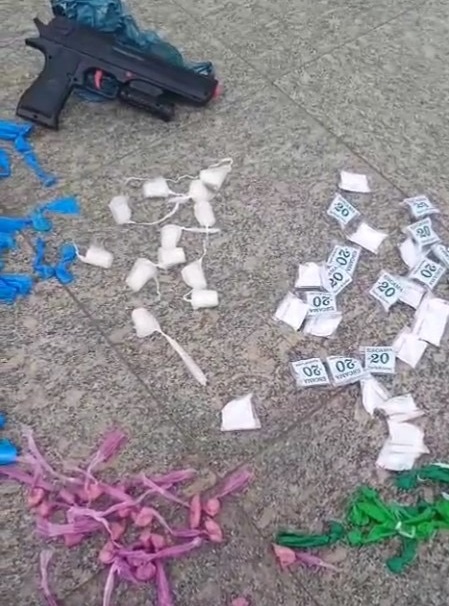 Polícia apreende grande quantidade de drogas e simulacro de pistola no Sol e Mar, em Macaé