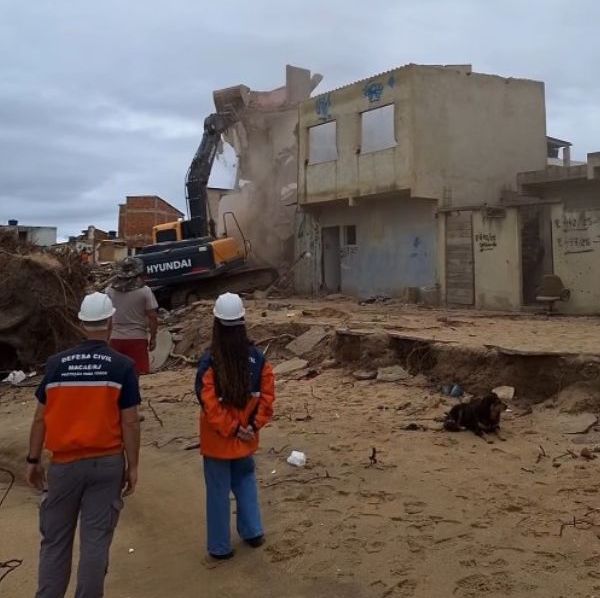 Clique Defesa Civil de Macaé realiza demolições estratégicas e avança com planejamento no bairro Fronteira