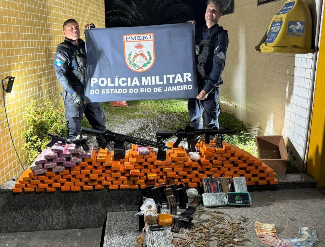 Denúncia anônima leva 32º BPM a desmantelar arsenal e carga de drogas no Bosque Azul