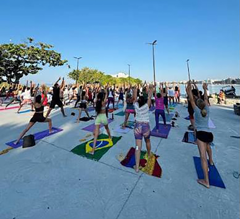 Aula de yoga ao ar livre será realizada no Canto do Forte neste domingo em Cabo Frio