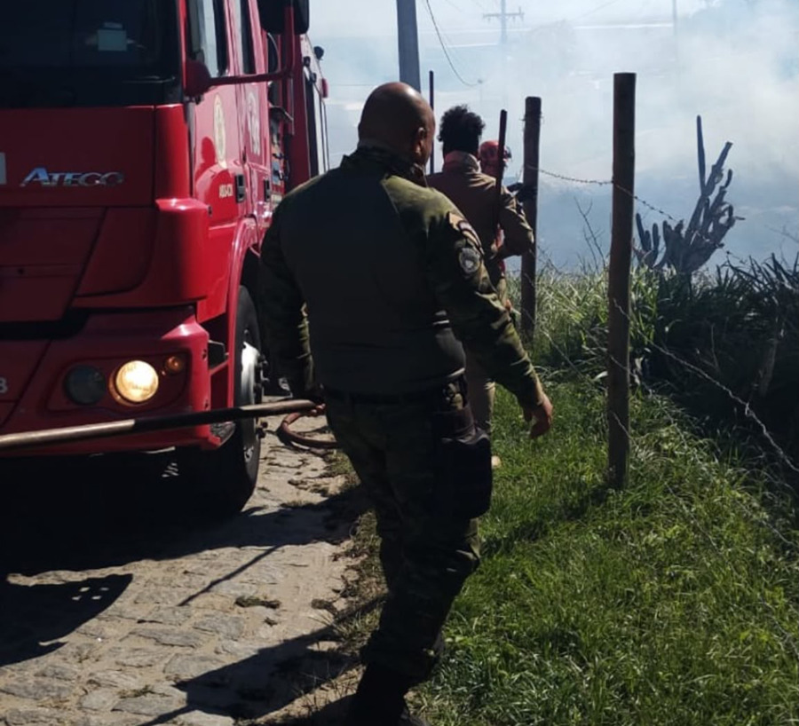 Fogo atinge área equivalente a três campos de futebol em Arraial do Cabo