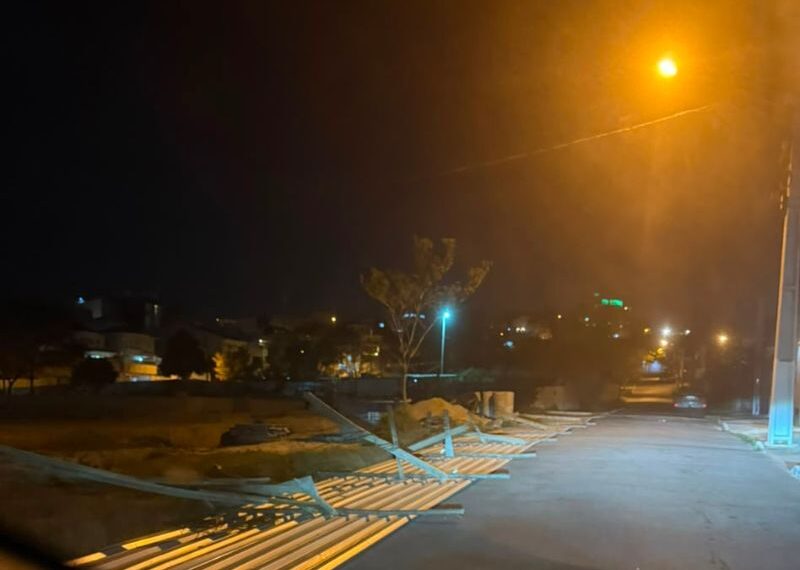 Rajadas de vento derrubam muros, árvores e causam transtornos em Macaé