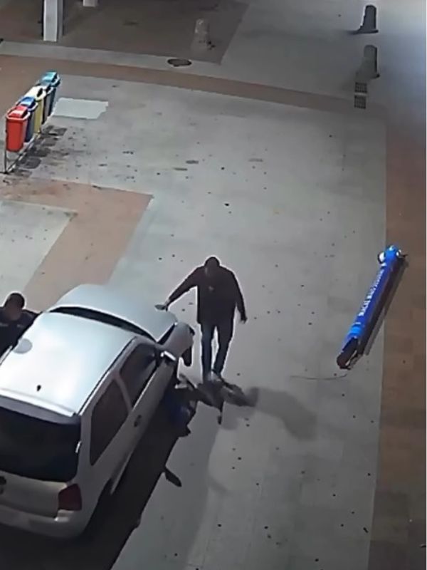 Carro invade calçadão da Rui Barbosa e destrói totem de monitoramento em Macaé