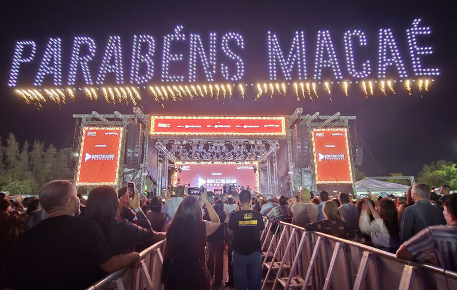 Show de drones ilumina o céu e emociona público nos 213 anos de Macaé