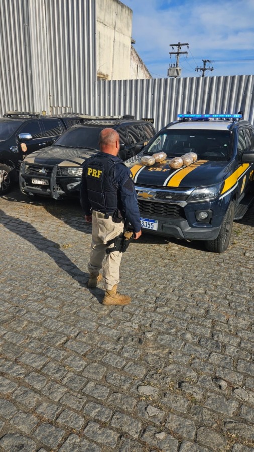 PRF prende motorista e apreende 14 kg de cocaína transportados em compartimento oculto no cilindro de GNV em Macaé