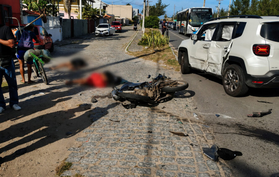 Acidente na RJ-140, entre Cabo Frio e Arraial do Cabo, deixa dois homens gravemente feridos